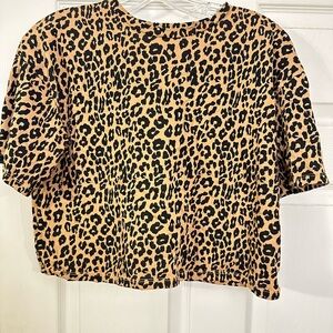Cropped cheetah print women’s top